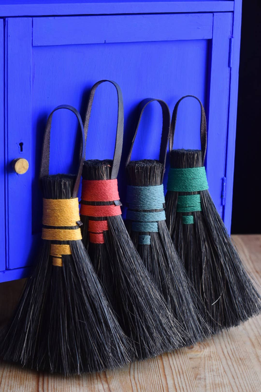 Arenga fibre hand brush with hemp and leather