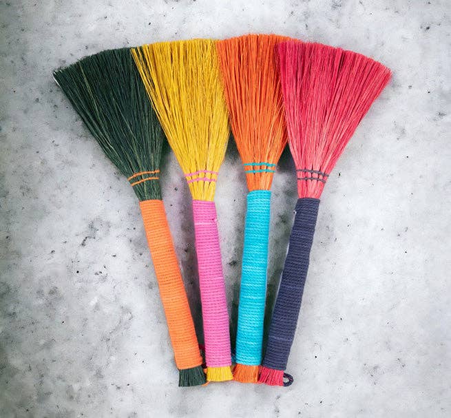 Expertly crafted using traditional techniques from Rajasthan and Bengal, choose from four charming colours of these beautiful Seagrass Brushes from BRITISH COLOUR STANDARD.