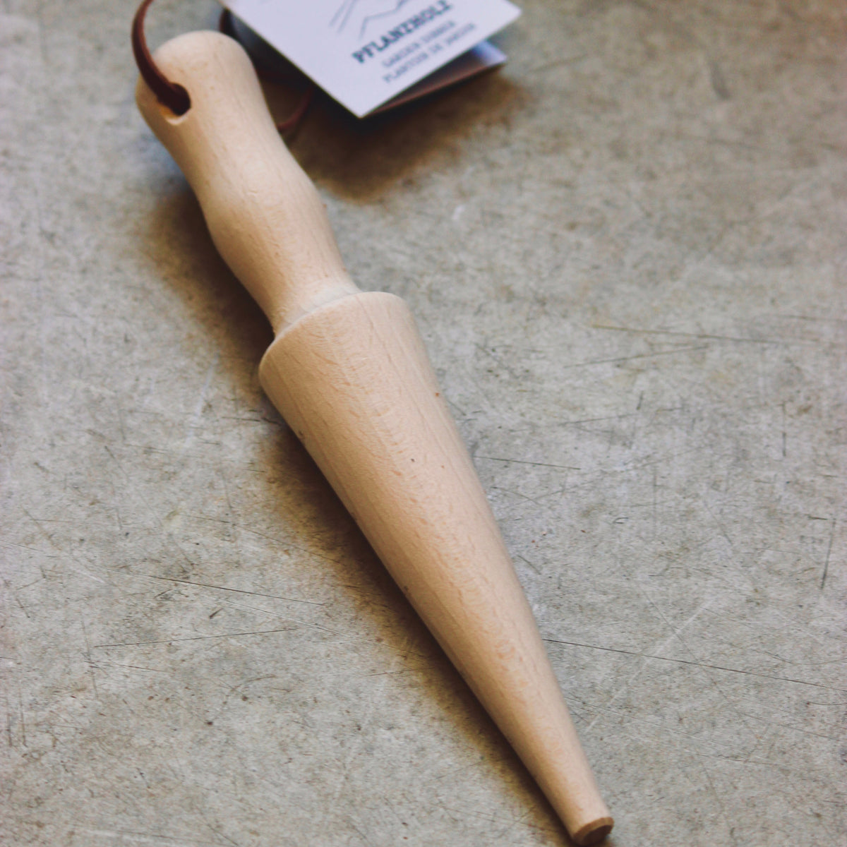 Made from untreated beechwood this garden dibber allows you to quickly and easily plant bulbs and seedlings, with handy measurements printed on the side.