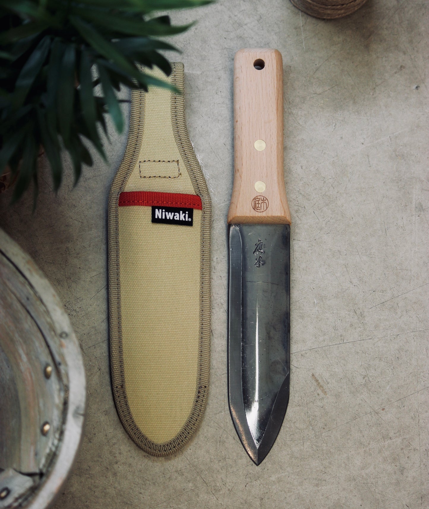 Hori Hori Pro - an all-rounder in the garden, ideal for digging, weeding and planting spring bulbs