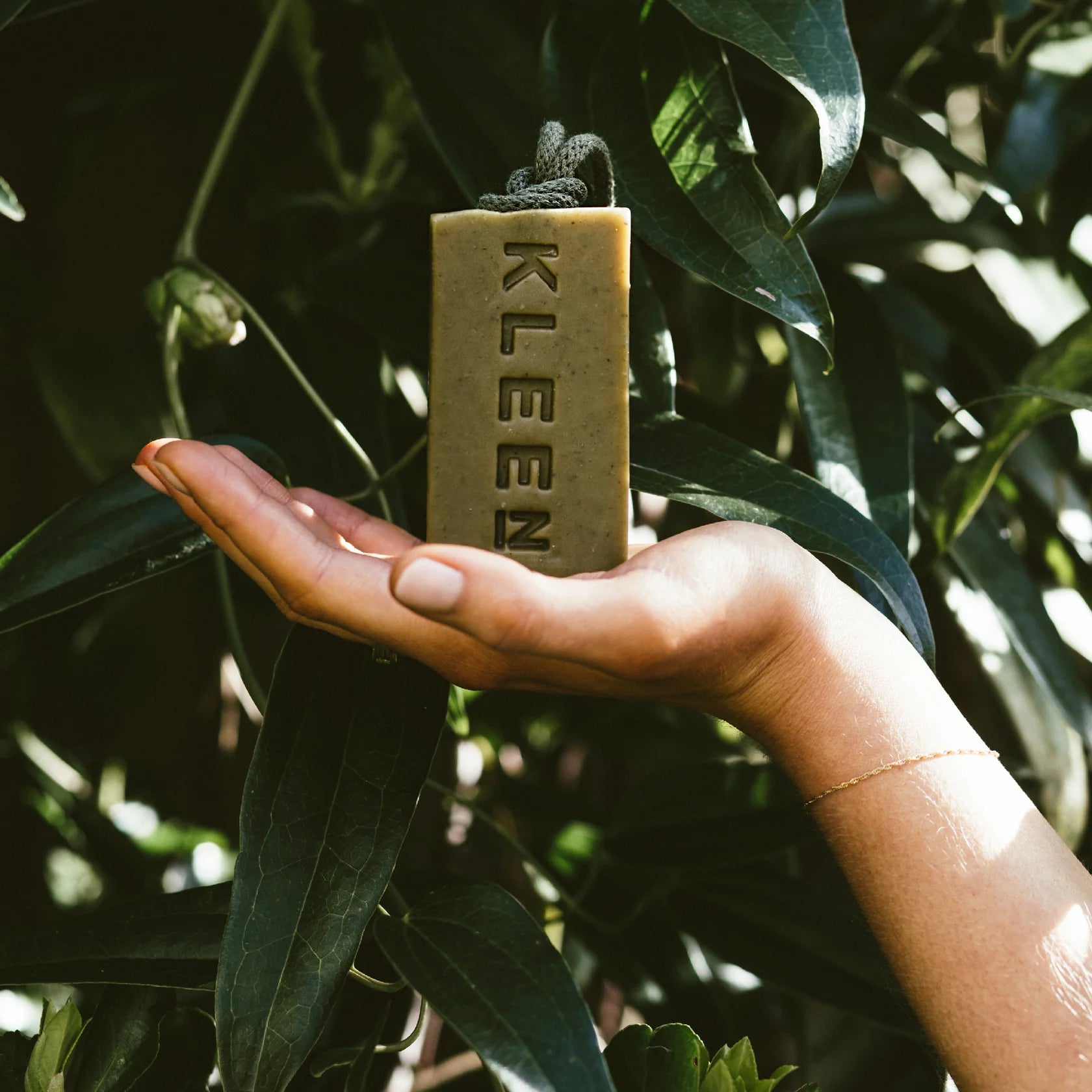 Free from artificial colours, scents or preservatives all KLEEN soaps are 100% natural and designed to be as clean and green as possible. Each one is centred with a cotton rope to give you a long lasting, waste-free, plastic-free shower experience. 
