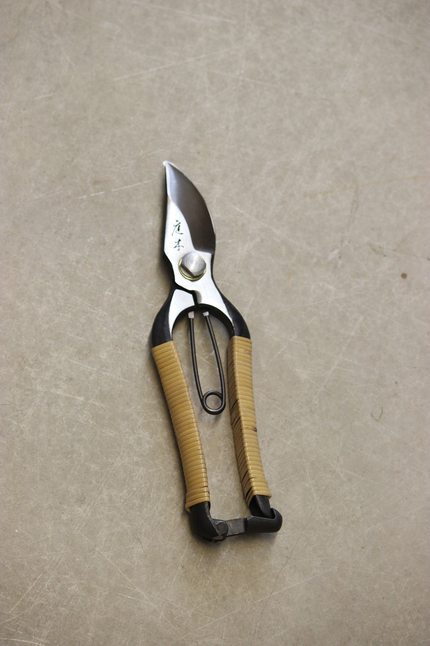 Crafted from S58C carbon steel, a high-quality and durable material, these limited edition secateurs from Niwaki are perfect for smaller hands and lighter tasks. Wrapped in Wisteria rattan, these secateurs not only have a visually appealing appearance, but also provide a natural, textured grip for comfortable use.