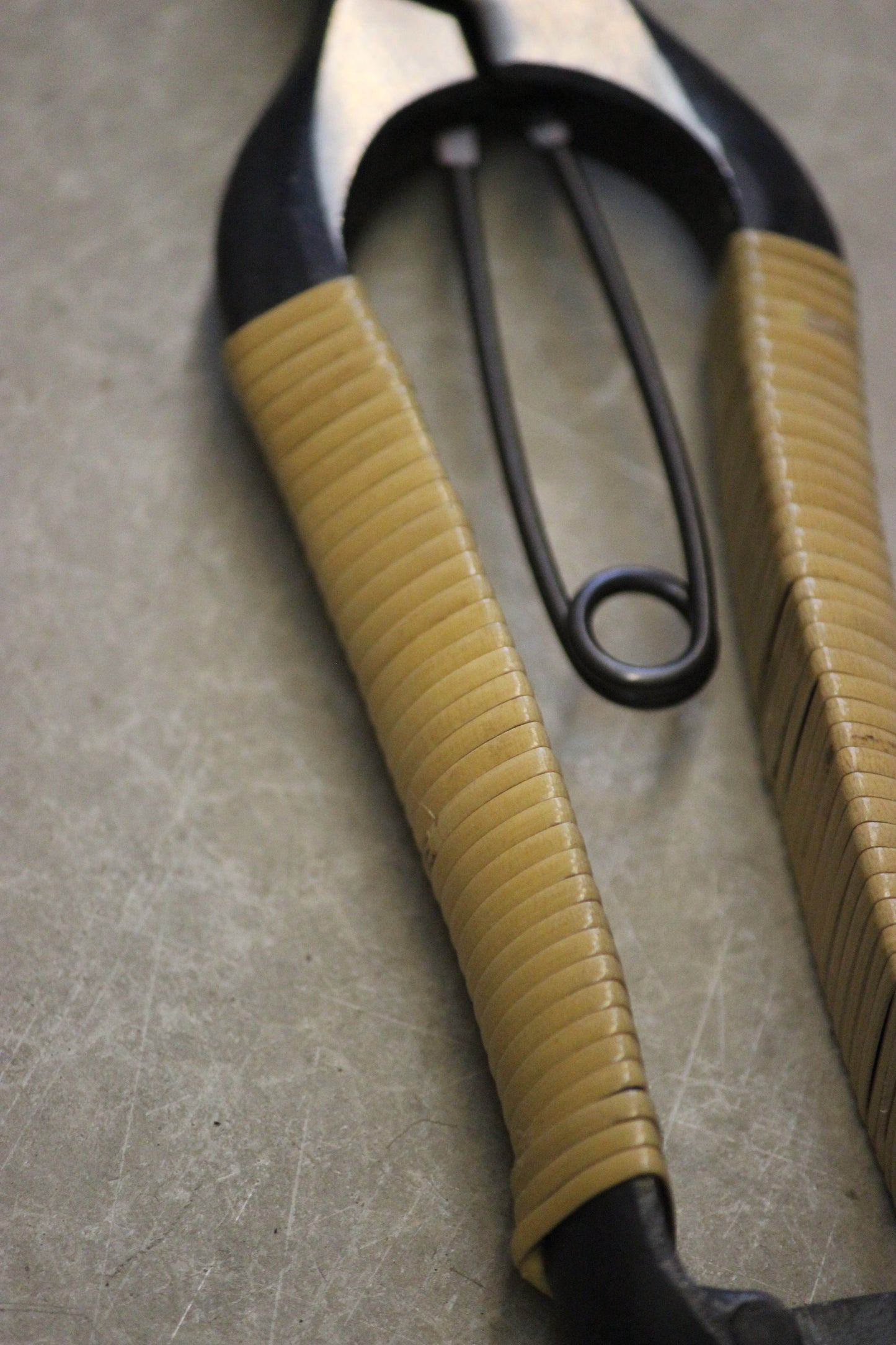 Crafted from S58C carbon steel, a high-quality and durable material, these limited edition secateurs from Niwaki are perfect for smaller hands and lighter tasks. Wrapped in Wisteria rattan, these secateurs not only have a visually appealing appearance, but also provide a natural, textured grip for comfortable use.