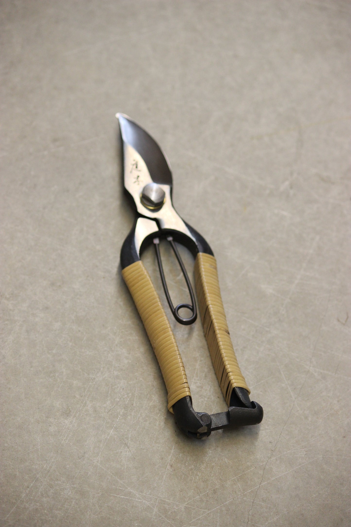 Crafted from S58C carbon steel, a high-quality and durable material, these limited edition secateurs from Niwaki are perfect for smaller hands and lighter tasks. Wrapped in Wisteria rattan, these secateurs not only have a visually appealing appearance, but also provide a natural, textured grip for comfortable use.