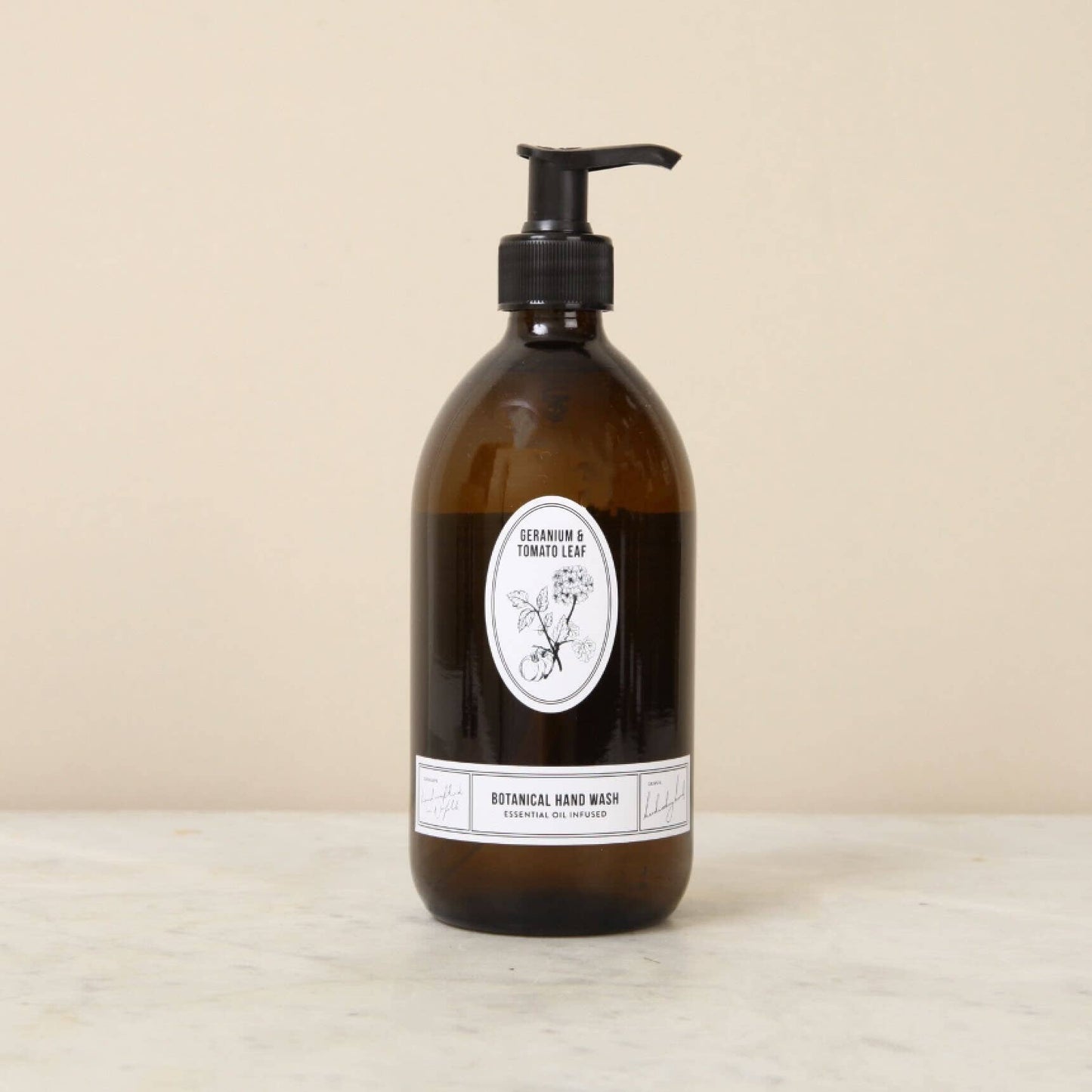 This Tomato and Geranium Leaf Botanical Hand Wash from Norfolk Natural Living is lovingly crafted using the finest botanical extracts. A natural hand wash designed to gently cleanse even the most sensitive skin, making it perfect for hands that have spent the day in the garden. Enriched with nourishing ingredients, it not only removes the dirt but also softens and rejuvenates, turning a simple wash into a treat for your senses.