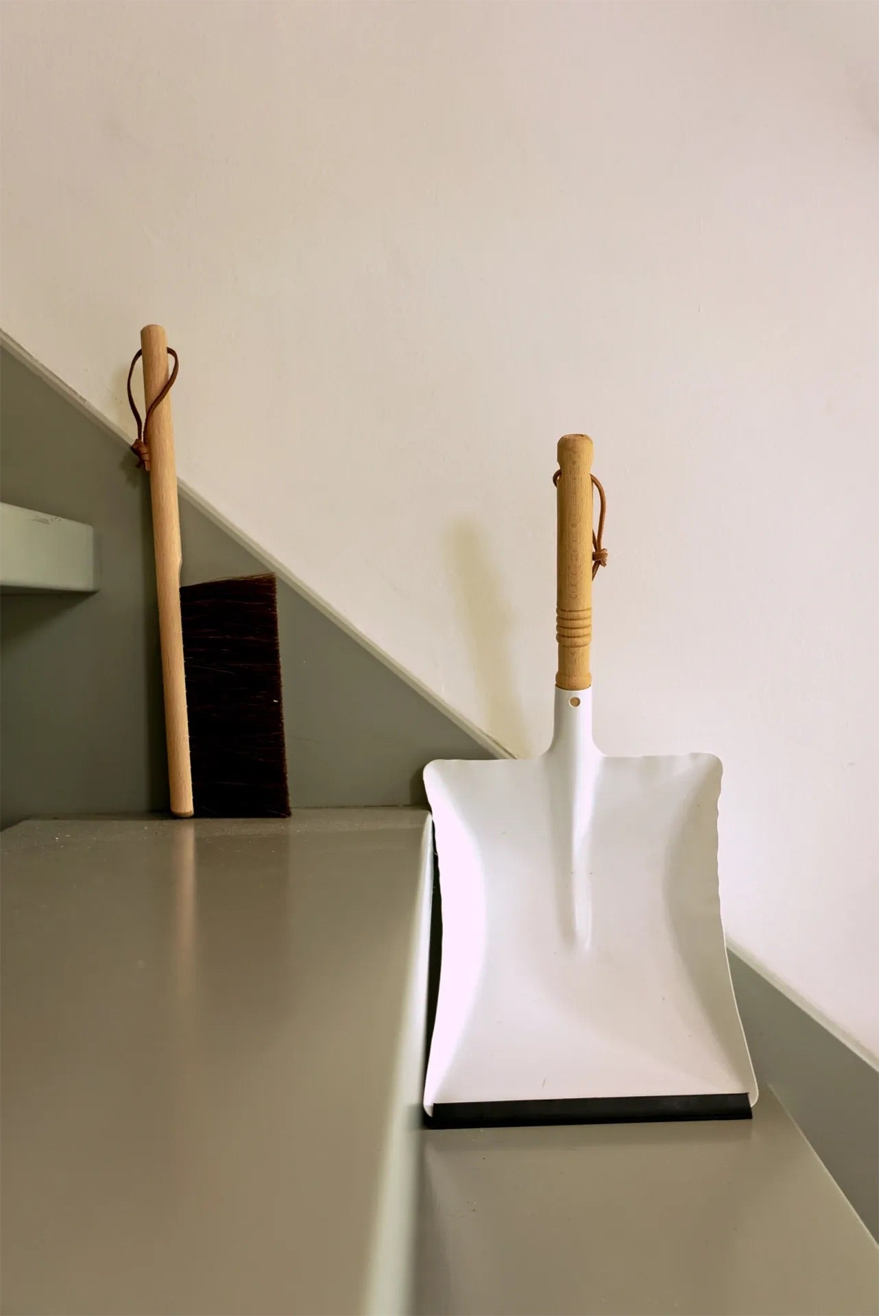 Redecker Metal Dustpan - White