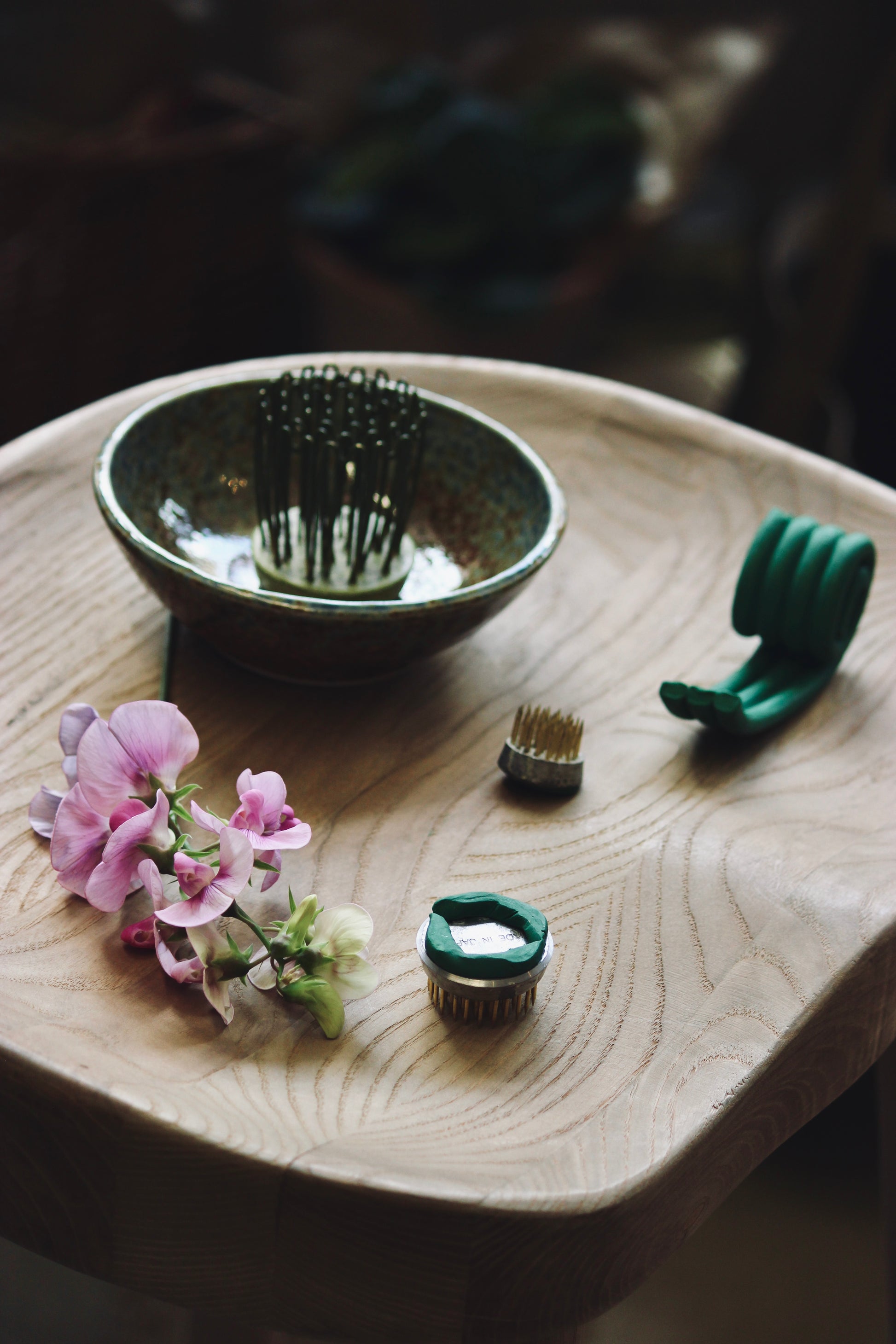 Ensure your floral arrangements stay perfectly in place with this green, water-resistant floral clay. It easily secures flower frogs and pin holders, eliminating tipping and maintaining your display's integrity from creation to completion.