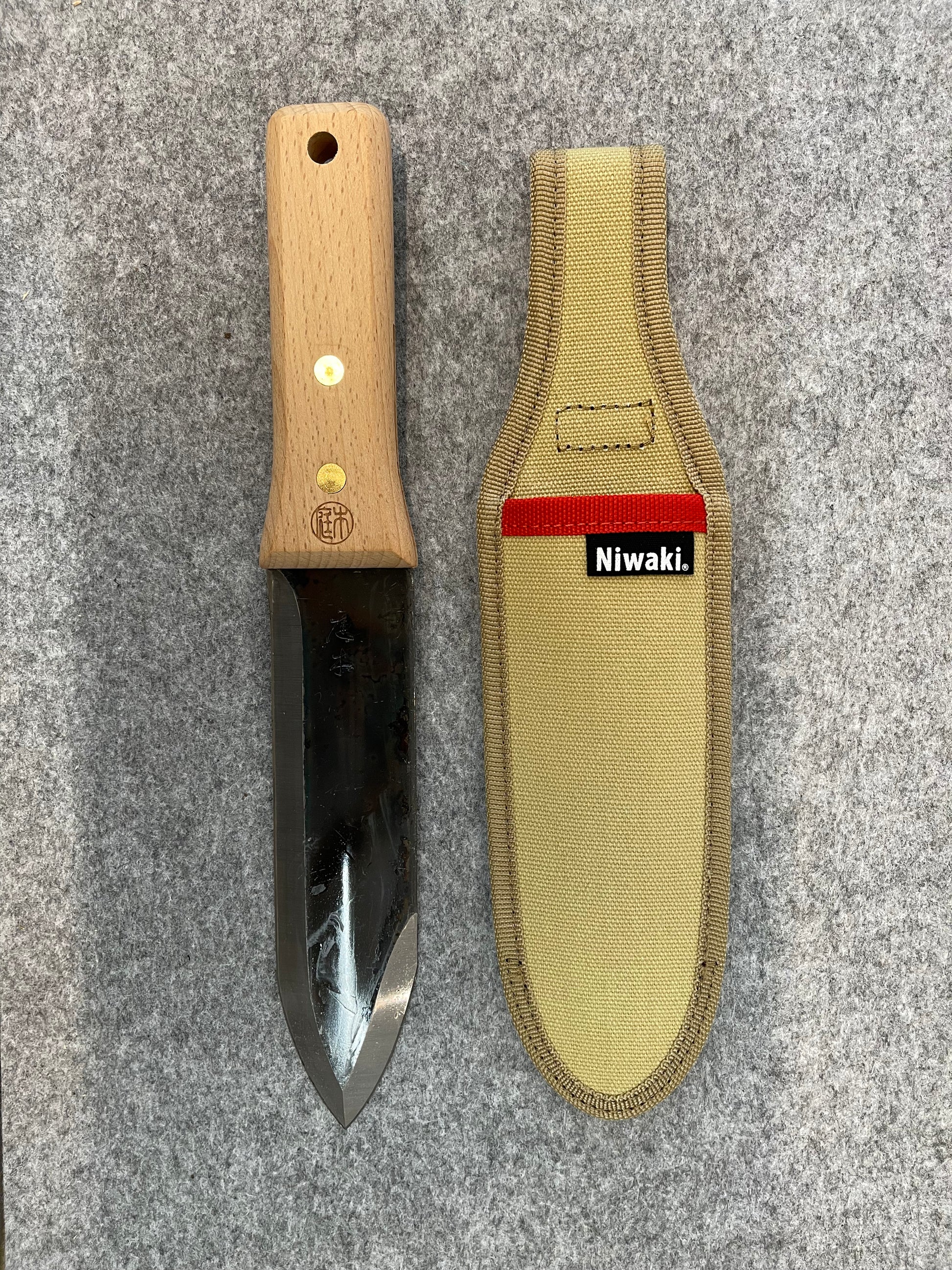 Hori Hori Pro, an all rounder in the garden, perfect for digging, weeding and bulb planting. Comes with canvas sheath