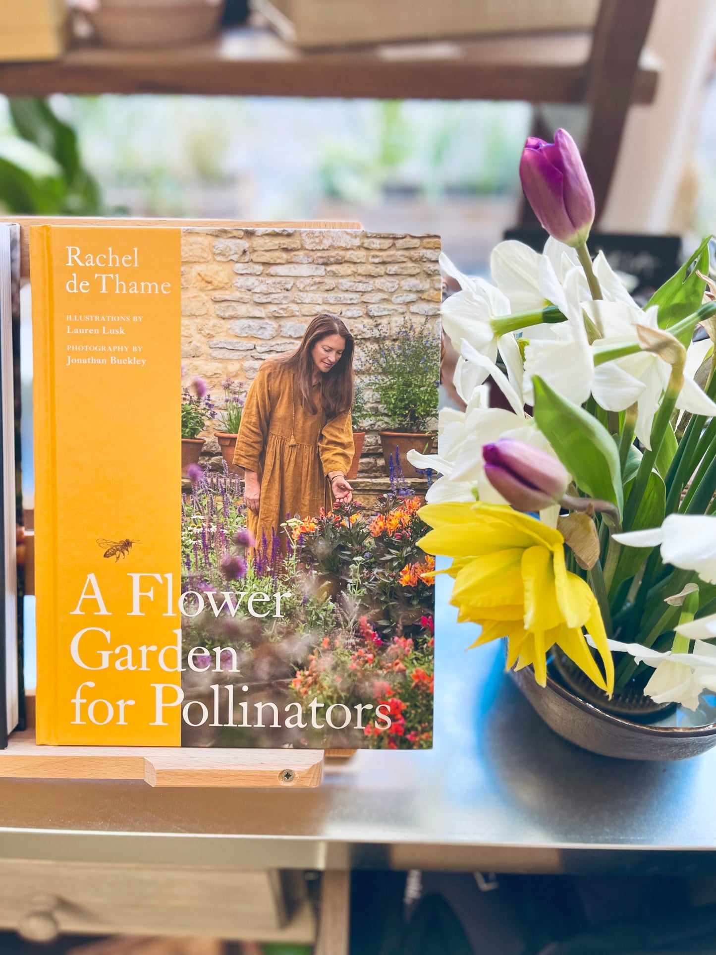 A Flower Garden for Pollinators by Rachel de Thame