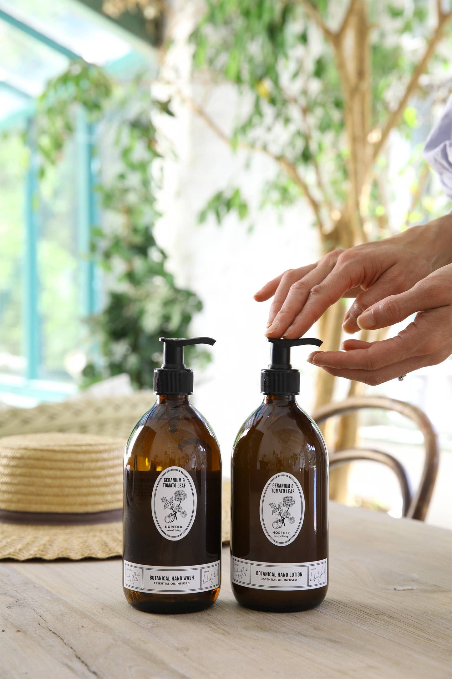 This Tomato and Geranium Leaf Botanical Hand Wash from Norfolk Natural Living is lovingly crafted using the finest botanical extracts. A natural hand wash designed to gently cleanse even the most sensitive skin, making it perfect for hands that have spent the day in the garden. Enriched with nourishing ingredients, it not only removes the dirt but also softens and rejuvenates, turning a simple wash into a treat for your senses.