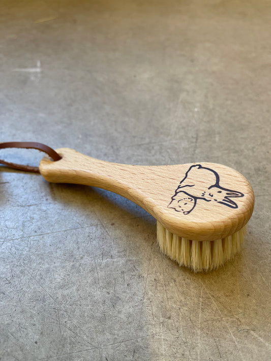 Treat your pet with this brush and it will surely remain loyal to you for life.

Redecker, a renowned brush manufacturer based in Germany since 1935. With over 80 years of brush-making expertise, this family-owned business still utilises traditional techniques and incorporates natural materials from around the world.