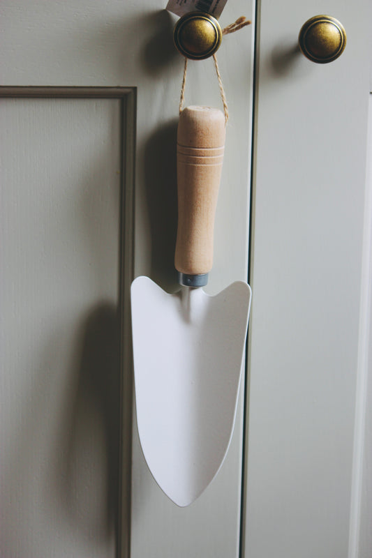 Sturdy plant shovel / trowel for ­positioning your seedlings and young plants as well as general gardening.


White powder-coated metal trowel with a waxed beechwood handle, featuring a hole for hanging up in your shed. Durable garden tools designed with excellence.