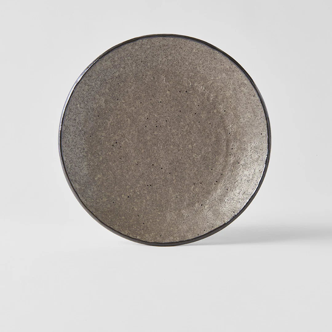 The Earth range features a unique glaze with rustic tones with a focus on simple texture. When turned toward to the light, it shimmers silver