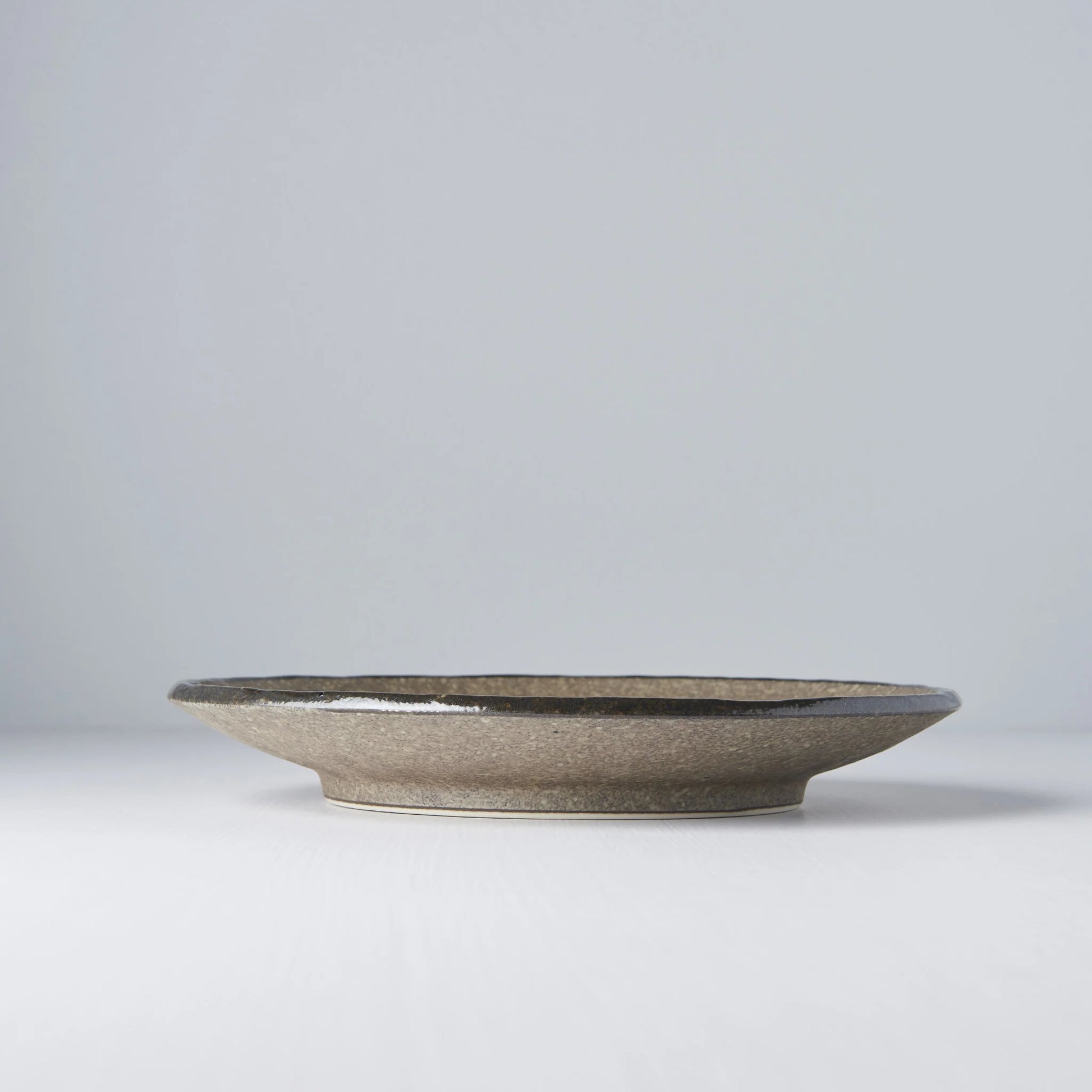 The Earth range features a unique glaze with rustic tones with a focus on simple texture. When turned toward to the light, it shimmers silver